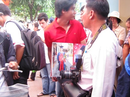 Sinh viên Ngoại thương bị “chém đẹp” trong lễ tốt nghiệp - 2 Sinh viên Ngoại thương bị “chém đẹp” trong lễ tốt nghiệp - 2