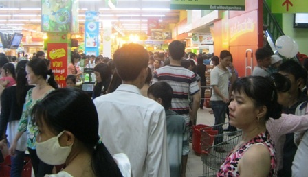 TPHCM: Người dân “lơ” Tết Tây chờ Tết cổ truyền  - 3