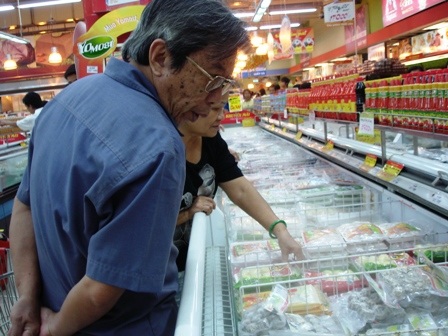 TPHCM: Người dân “lơ” Tết Tây chờ Tết cổ truyền  - 1