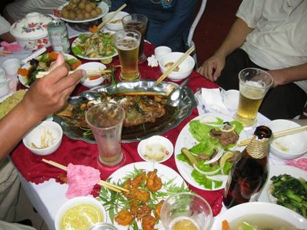 TPHCM: Người dân “lơ” Tết Tây chờ Tết cổ truyền  - 2