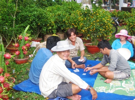 Ít khách mua, người bán hoa cảnh “rảnh mà rầu” - 5 Ít khách mua, người bán hoa cảnh “rảnh mà rầu” - 5