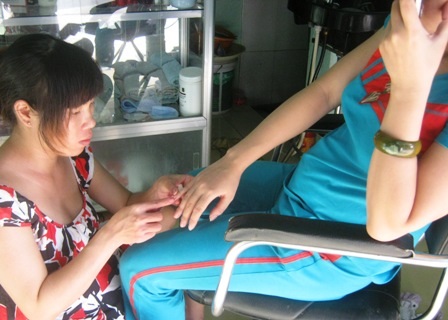 Nữ sinh “chạy đua” làm đẹp đón Tết - 3 Nữ sinh “chạy đua” làm đẹp đón Tết - 3