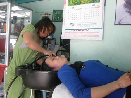 Nữ sinh “chạy đua” làm đẹp đón Tết - 2 Nữ sinh “chạy đua” làm đẹp đón Tết - 2