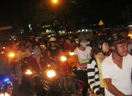 Quán ăn nhậu vắng, điểm mua sắm quá tải dịp lễ - 5