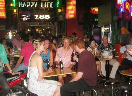 Quán ăn nhậu vắng, điểm mua sắm quá tải dịp lễ - 3