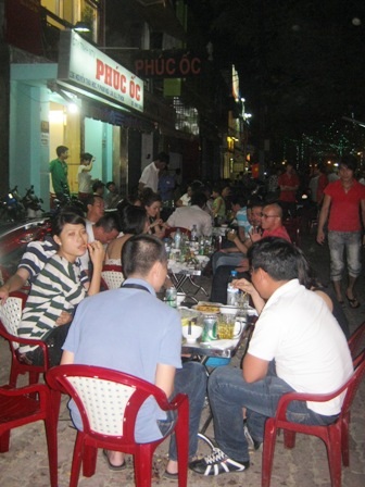 Quán ăn nhậu vắng, điểm mua sắm quá tải dịp lễ - 2