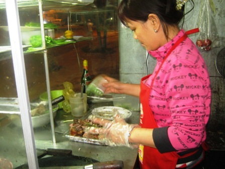 Quán ăn nhậu vắng, điểm mua sắm quá tải dịp lễ - 1