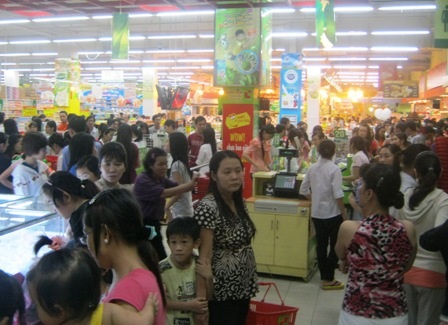 Quán ăn nhậu vắng, điểm mua sắm quá tải dịp lễ - 4