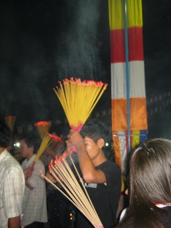 Thiếu văn minh chốn linh thiêng - 2 Thiếu văn minh chốn linh thiêng - 2