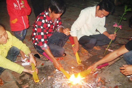 Thiếu văn minh chốn linh thiêng - 3 Thiếu văn minh chốn linh thiêng - 3