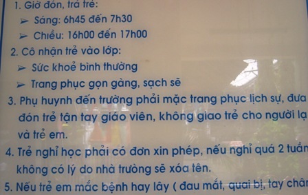 Mặc lôi thôi khi đón con, phụ huynh gây phản cảm - 2