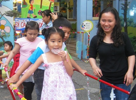 Mặc lôi thôi khi đón con, phụ huynh gây phản cảm - 1