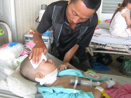 Hai phận người phấp phỏng vào những tờ vé số - 1 Hai phận người phấp phỏng vào những tờ vé số