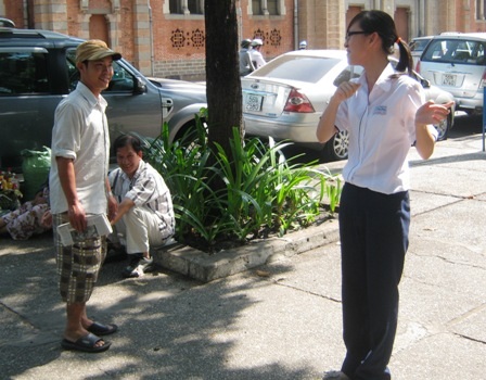 Lạ lùng teen xin nhổ tóc, mượn dép… người lạ - 3