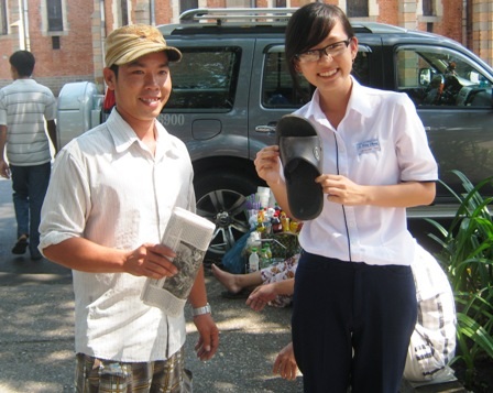 Lạ lùng teen xin nhổ tóc, mượn dép… người lạ - 4