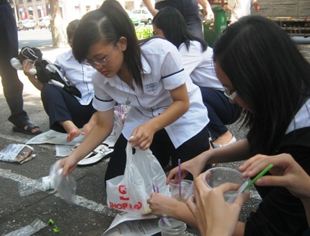 Lạ lùng teen xin nhổ tóc, mượn dép… người lạ - 5