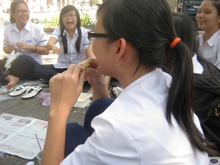 Lạ lùng teen xin nhổ tóc, mượn dép… người lạ - 2