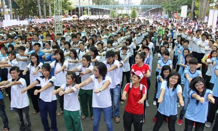 Hàng ngàn học sinh TPHCM cam kết không vi phạm ATGT - 1 Hàng ngàn học sinh TPHCM cam kết không vi phạm ATGT