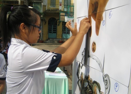 Giáo viên “tự bơi” dạy kỹ năng sống