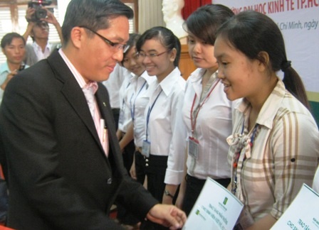 20 SV vượt khó nhận học bổng