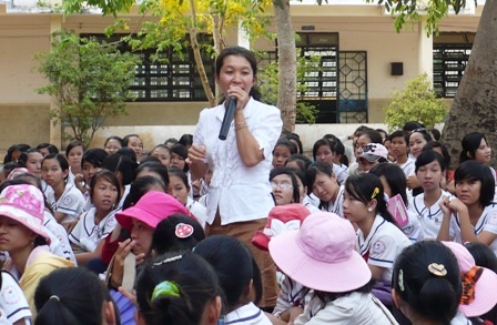Giáo dục giới tính: Người lớn né tránh, trẻ “lãnh đủ” - 2 Giáo dục giới tính: Người lớn né tránh, trẻ “lãnh đủ”