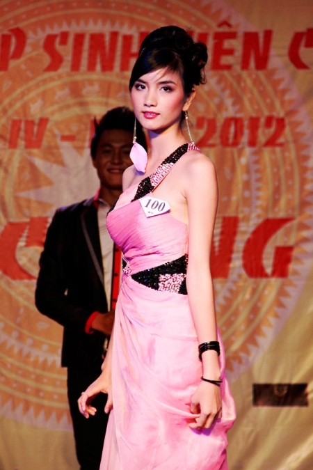 Đồng tình “sống bám” vẫn đăng quang Hoa vương