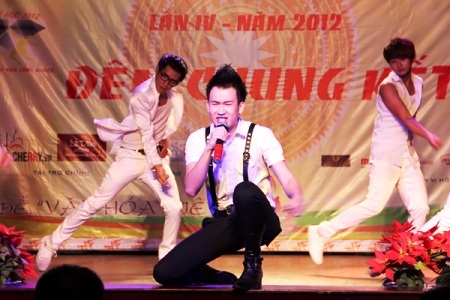 Đồng tình “sống bám” vẫn đăng quang Hoa vương