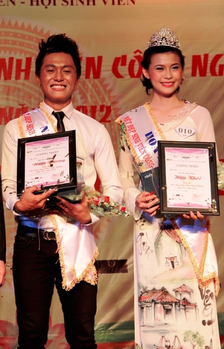 Đồng tình “sống bám” vẫn đăng quang Hoa vương