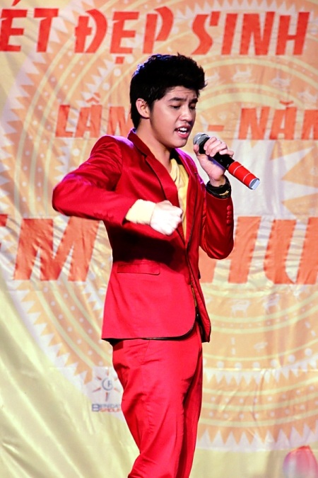 Đồng tình “sống bám” vẫn đăng quang Hoa vương