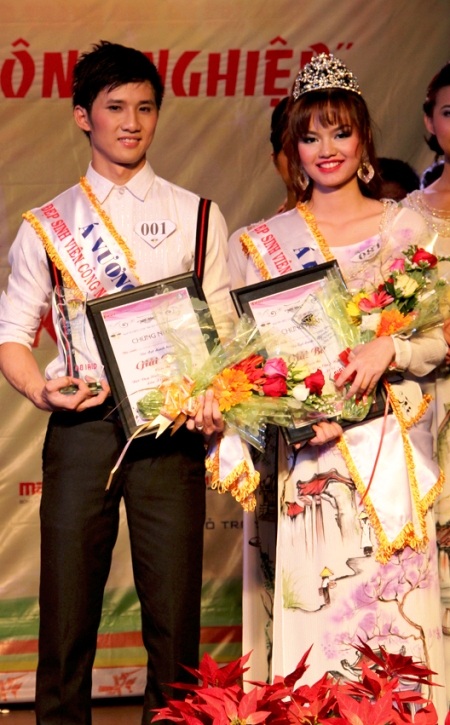 Đồng tình “sống bám” vẫn đăng quang Hoa vương