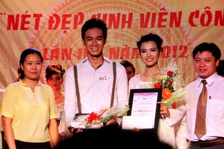 Đồng tình “sống bám” vẫn đăng quang Hoa vương