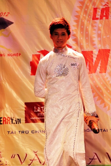 Đồng tình “sống bám” vẫn đăng quang Hoa vương