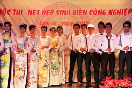 Đồng tình “sống bám” vẫn đăng quang Hoa vương