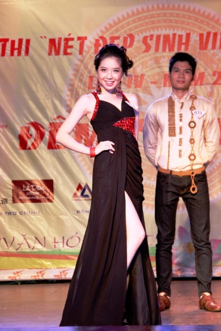 Đồng tình “sống bám” vẫn đăng quang Hoa vương