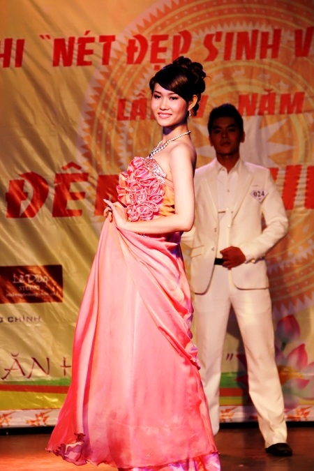 Đồng tình “sống bám” vẫn đăng quang Hoa vương