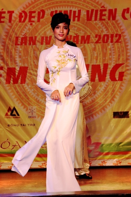 Đồng tình “sống bám” vẫn đăng quang Hoa vương