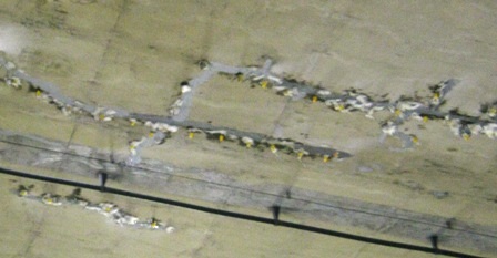 Tại một số điểm không khó để thấy nước bị thấm ở các vết nứt.