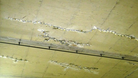 Cận cảnh hầm sông Sài Gòn chi chít vết thương