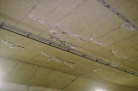 Cận cảnh hầm sông Sài Gòn chi chít vết thương