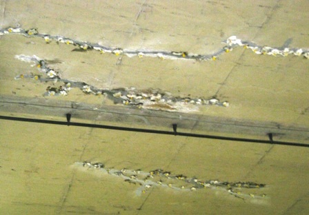 Tại một số điểm không khó để thấy nước bị thấm ở các vết nứt.