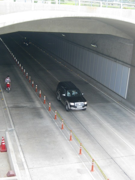 Các vết nứt thấm xuất hiện đã gây bất an cho người lưu thông qua hầm.