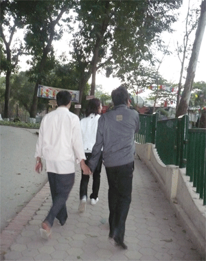 Hạnh phúc ở bên nhau nhưng tình cảm của người đồng tính vẫn nhiều đắng cay.