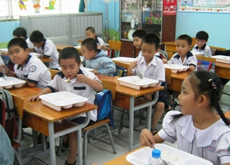 Gánh nặng từ mô hình bán trú “ba trong một” - 1 Ăn - ngủ trong lớp học - mô hình bán trú thiếu vệ sinh nhưng rất dễ thấy ở TPHCM.