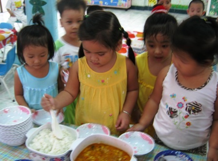 Học trò bán trú được chăm như... “gà công nghiệp” - 2 Ở bậc mầm non, trẻ được tự phục vụ bữa ăn