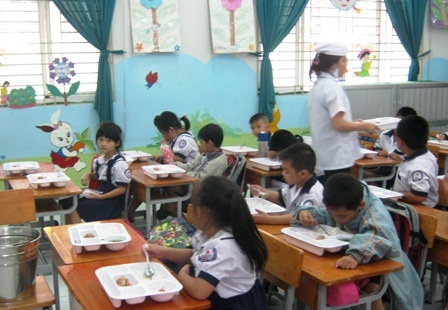 Học trò bán trú được chăm như... “gà công nghiệp” - 1 Phần ăn được bảo mẫu phục vụ sẵn tận chỗ ngồi, học trò tiểu học chỉ việc ngồi ăn