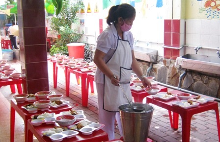 Gánh nặng từ mô hình bán trú “ba trong một” - 2 Hàng lang được nhiều trường tận dụng làm nhà ăn.