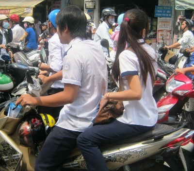 HS đi xe phân khối lớn, không đội mũ bảo hiểm là hình ảnh không khó thấy tại nhiều trường THPT.