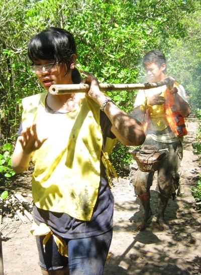 Học trò Sài thành…thử "chí thép" ở rừng Sác - 8 Với nhiều bạn đây là lần đầu tiên họ được ngửi mùi khói lửa.