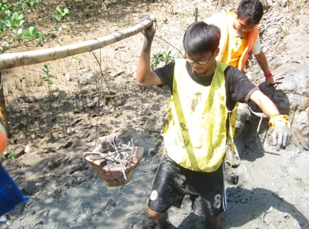 Học trò Sài thành…thử "chí thép" ở rừng Sác - 9 Và họ luôn nhận được sự hỗ trợ của đồng đội khi qua những đoạn đường quá nguy hiểm.