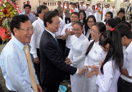 Thủ tướng Nguyễn Tấn Dũng: "Giáo dục còn nặng lý thuyết, dạy chữ!" - 1 Thủ tướng Nguyễn Tấn Dũng: Giáo dục còn nặng lý thuyết, dạy chữ!